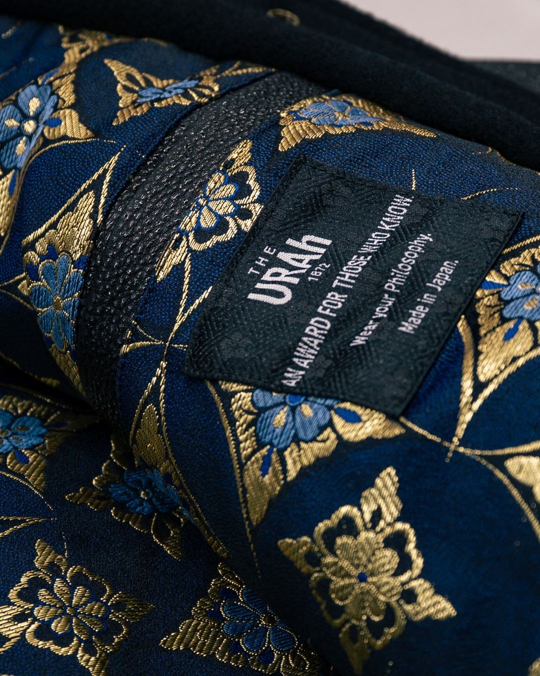 theurah-hanyu-hand-set-snap-buttons